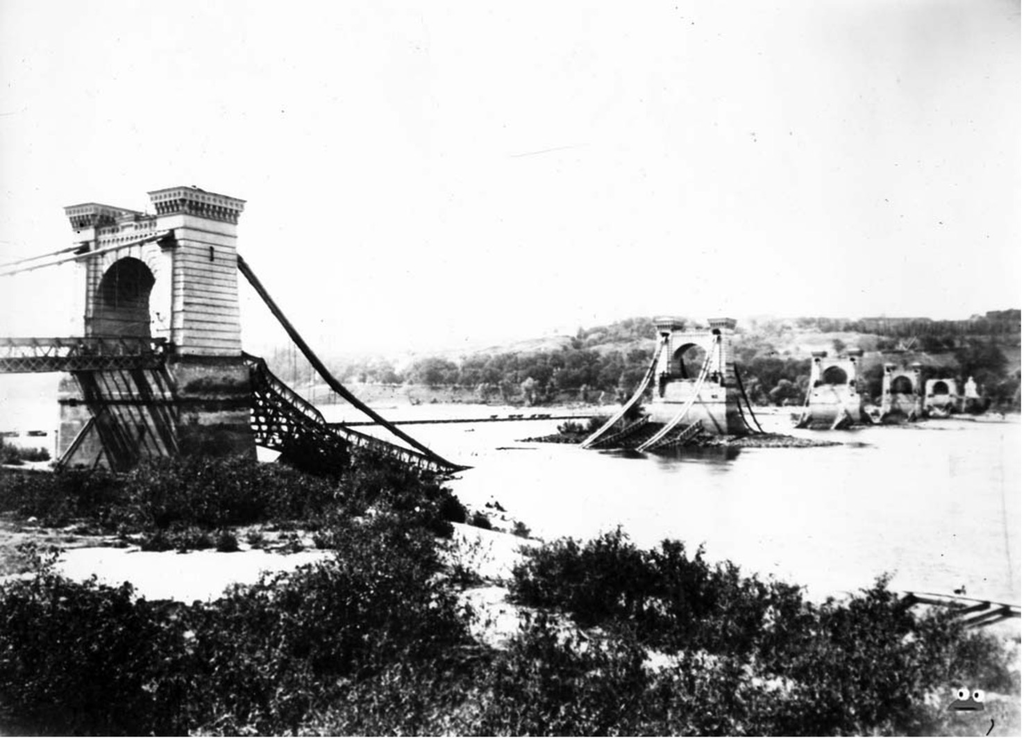 The Tzar Nicholas Suspension Bridge under construction in 1853 as photographed by John Cooke Bourne (National Museum of the History of the Ukraine)